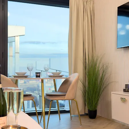 Urban Premium Global 25th Floor No 10, Free Garage, Self Check-in, No Deposit Apartment