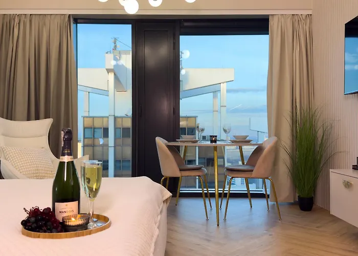 Urban Premium Global 25th Floor No 10, Free Garage, Self Check-in, No Deposit Apartment